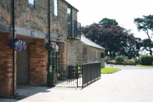 Granary cottage outside sidewaysb (1)